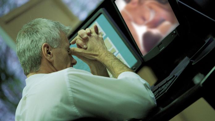 Nabídla muži sňatek přes e-mail. Místo svatby přišel o statisíce