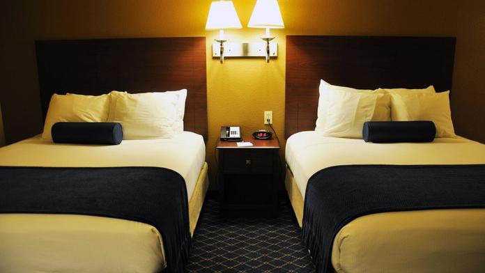 Turisté vybrakovali hotel, teď mají obří ostudu. Češi už se poučili