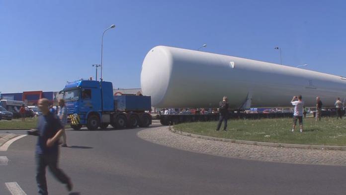 TO JE MACEK! Děčínem projel OBŘÍ náklad. Pojme milion litrů!