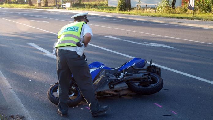 Srážku s osobním autem odnesl motorkář