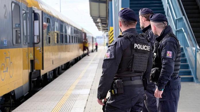 Muž se měl ve vlaku dotýkat dítěte a hladit si rozkrok. Policie se ho snaží vypátrat