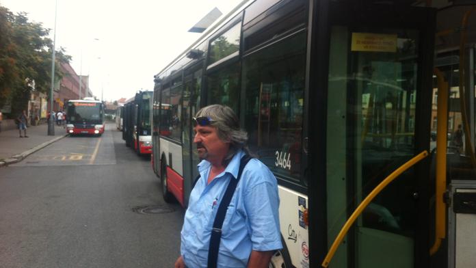 Autobusák srazil zrcátkem člověka! Bylo mu to ale úplně jedno