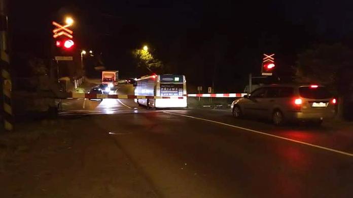 Autobus zůstal viset na přejezdu. Do srážky chybělo pár metrů