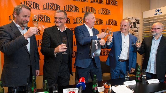 Bez Dalíka, zato s Kalouskem a Tluchořem. Topolánek křtil knihu