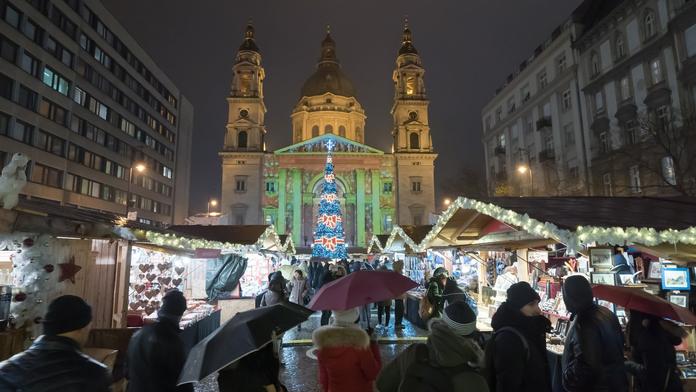 Očkovaní si v Budapešti užívají vánoční trhy. Na roušky někteří už zapomněli