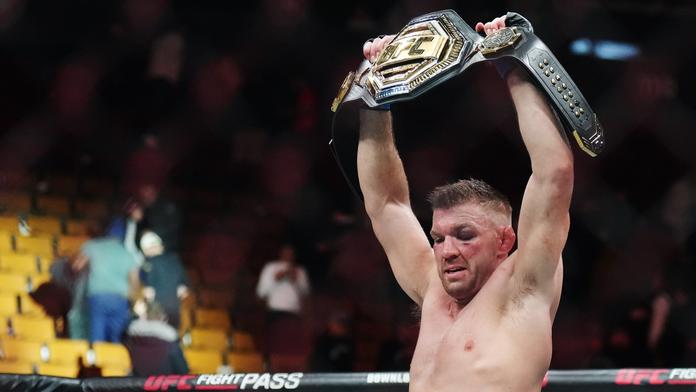Dricus Du Plessis s titulem pro šampiona střední váhy v UFC po výhře nad Seanem Stricklandem