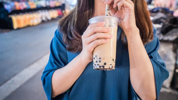Dívka (14) vypila příliš bubble tea. Stovka kuliček jí uvízla ve střevech