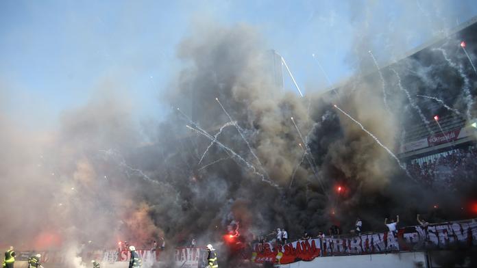 Slavia slavila titul, ale fanoušci to přehnali. Sešívaní zaplatí pokutu!
