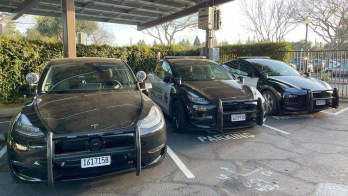 Policisté si pořídili elektromobily Tesla. Po necelém roce se jich radši zbavují