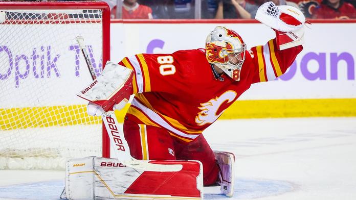 Český hokejový brankář Daniel Vladař v dresu Calgary Flames