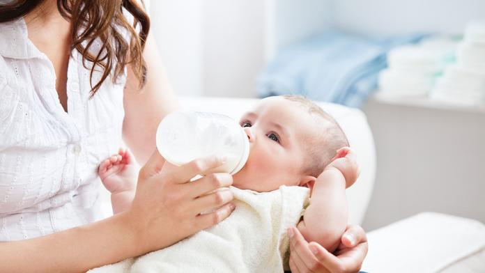 Naléhavé varování. Výrobce stahuje nebezpečné mléko pro miminka, můžete ho mít doma