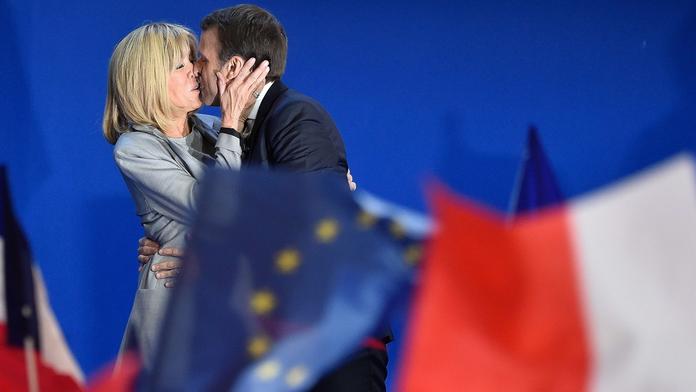 To bude prezident! Macron si vzal o 25 let starší učitelku, svedl ji v 17