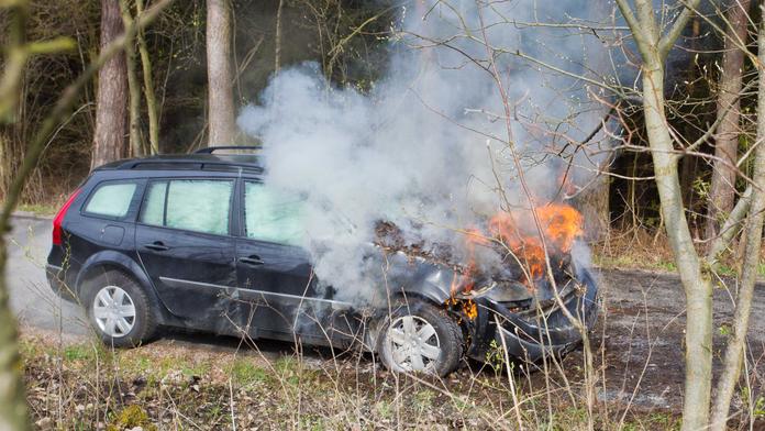 Neštěstí u Berouna: Řidič po nehodě uhořel v autě