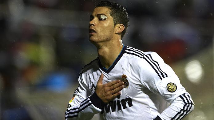 Krvavé K.O. na hřišti. Ronaldo dostal loktem do oka, přesto dal gól