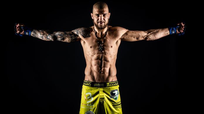 Válčil na Ukrajině, pás našel v sutinách. Teď ho bude obhajovat v Bellatoru