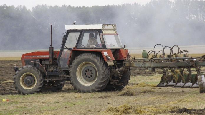 Traktor připravil Honzu o obě nohy! Místní lidé se mu snaží pomoci
