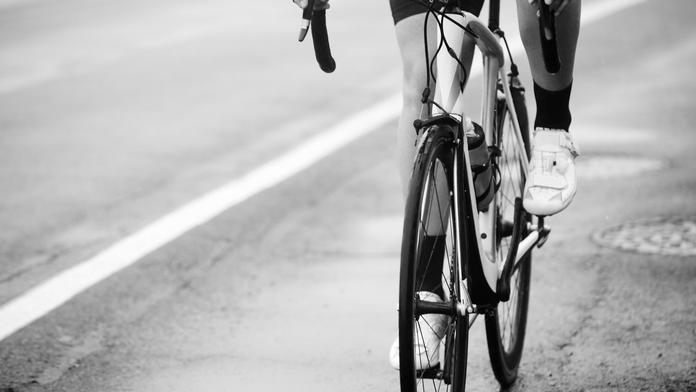 Tragédie při cyklistickém závodě. Jezdec se při etapě srazil s osobním autem