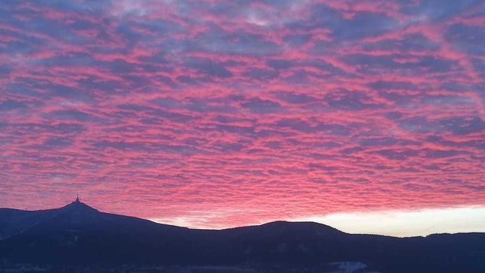 Nebe nad Českem se zbarvilo do ruda. Fotky zaplavily sociální sítě