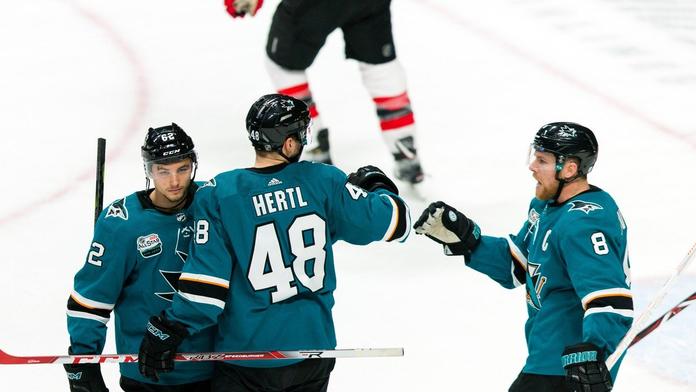 Hertlův gól proti Los Angeles byl vítězný! Rittich slavil proti Chicagu