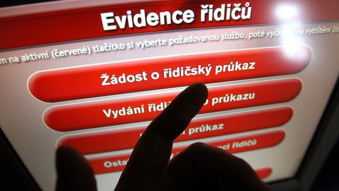 Zkontrolujte si řidičáky. Přes 100 tisíc je jich neplatných, 400 tisíc brzy propadne