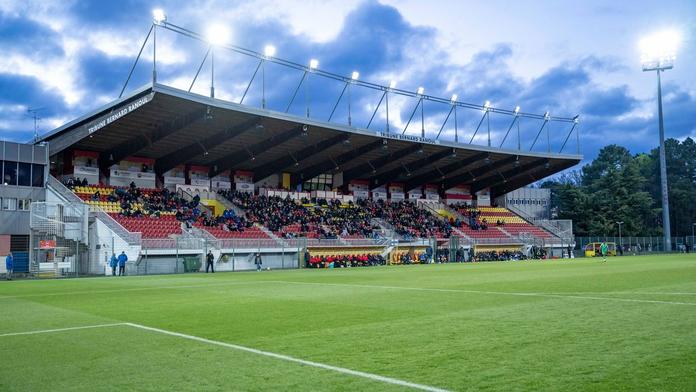 Děsivý požár při fotbalovém utkání. Na stadionu začalo hořet bistro