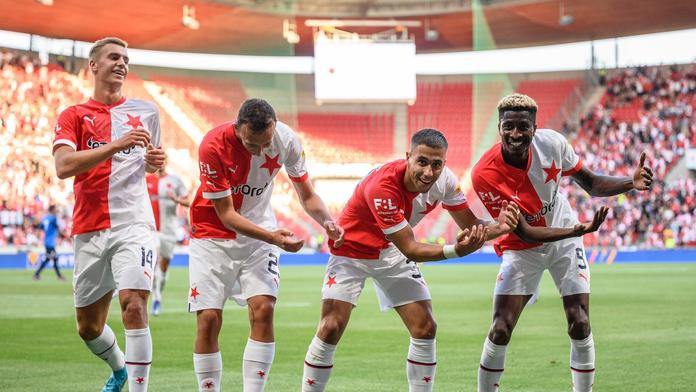 Peter Olayinka (vpravo) slaví se spoluhráči ze Slavie