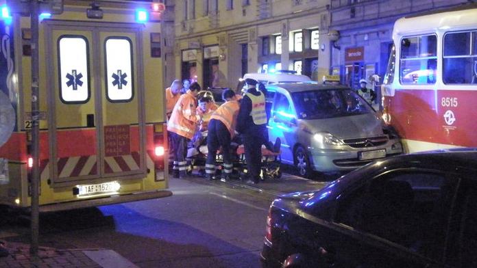 V Praze zemřel taxikář. Narazil do tramvaje