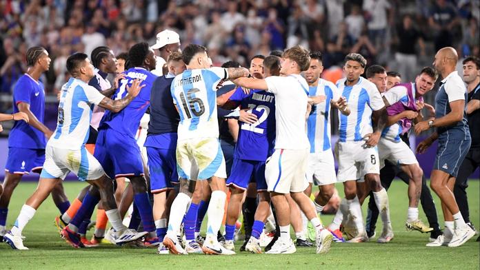 Ostudný fotbal na OH. Hymnu Argentiny vypískali, došlo i ke strkanici na hřišti