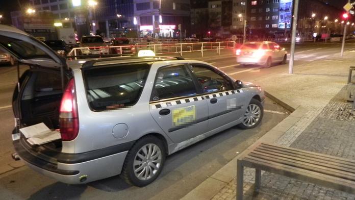 Pražští strážníci zadrželi falešného taxikáře, měl padělané doklady