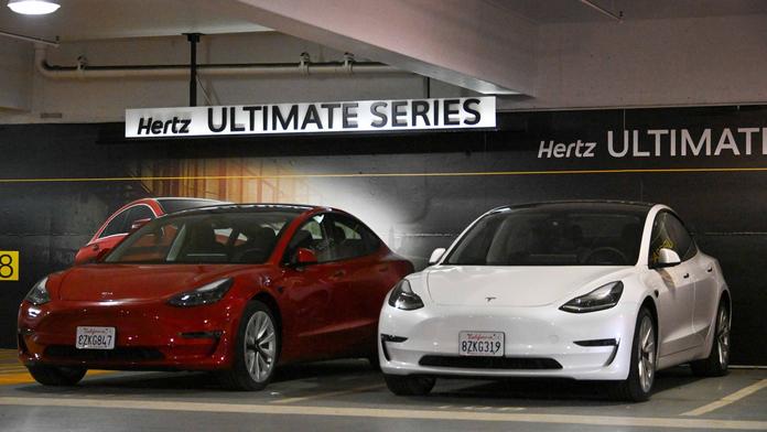 Sázka na Teslu krutě nevyšla. Lidé pořídili levné elektromobily, teď ale pláčou