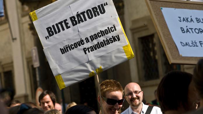 Kontroverzní Bátora! Protesty za jeho odvolání i na jeho podporu v jeden den!