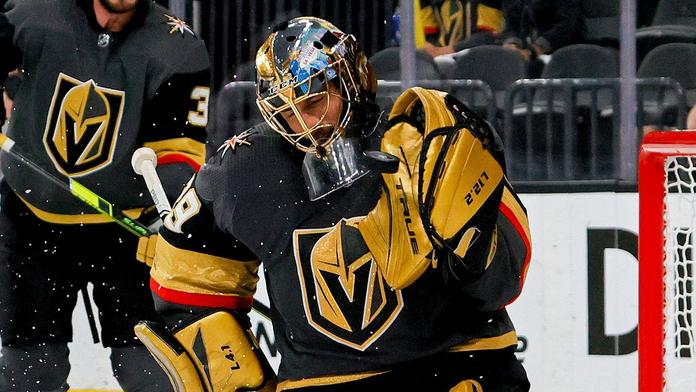 Marc-André Fleury chytá puk