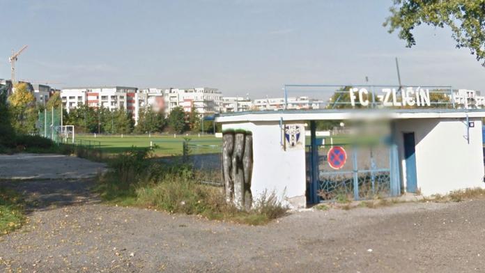 Mrtvolu našli v bráně fotbalového areálu. Ležela tam několik dní