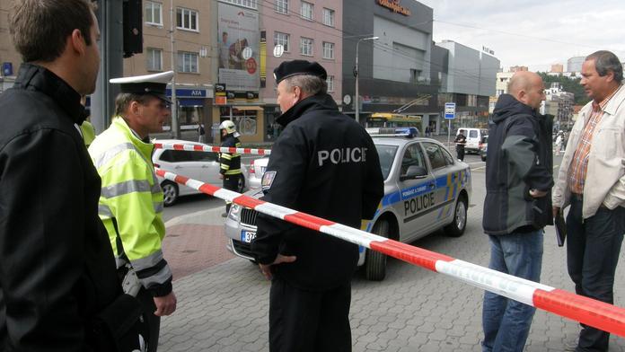 Neozbrojený lupič PŘEPADL BANKU ve Valašském Meziříčí! Odnesl si DESÍTKY TISÍC!