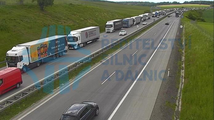 Kamiony zablokovaly D1 před Brnem. Kolona přesáhla 50 kilometrů