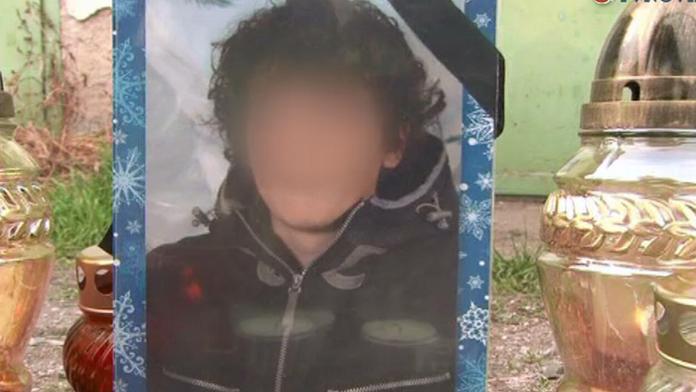 Záhadná smrt třináctiletého chlapce. Matka ho našla mrtvého v garáži