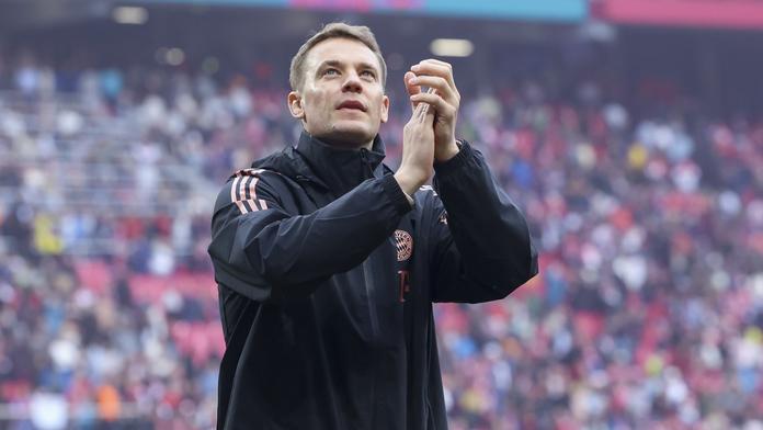 Hráči Bayernu slavili titul bez Neuera. Ten v době oslav vařil rizoto