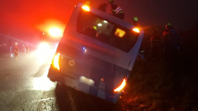 Lidé pospíchali do práce, autobus s nimi havaroval. Vylézt museli střešním oknem