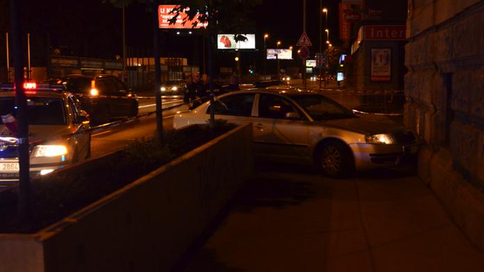 Zběsilá honička na Smíchově! Policii ujíždělo kradené auto!