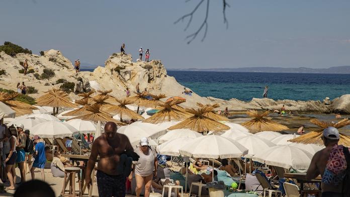 Střelba na řecké pláži. Několik lidí je zraněných, jeden bojuje o život