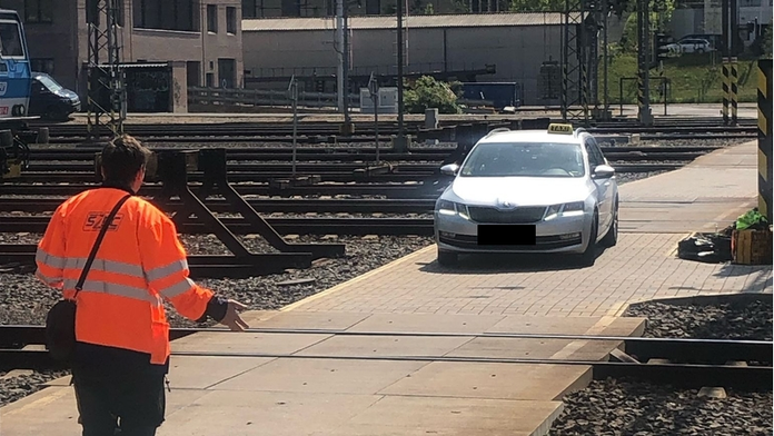 Taxikář vjel autem mezi koleje hlavního nádraží. Železničáři ještě vynadal