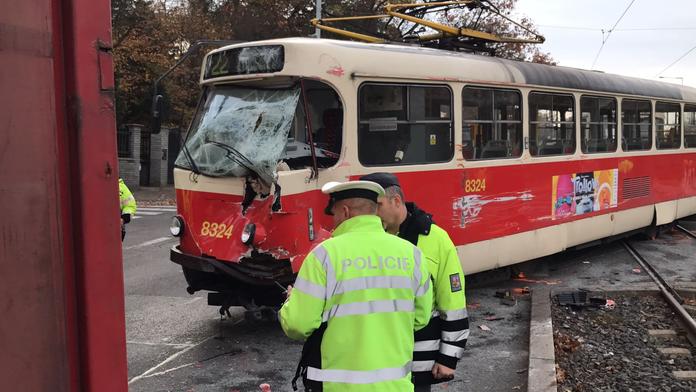 Na křižovatce v Praze se srazily tramvaje! Zranilo se pět lidí