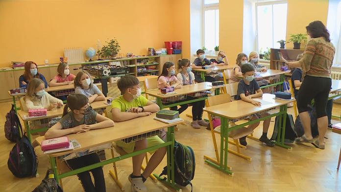 První kolo testování odhalilo přes 100 nakažených. Děti čekají další testy