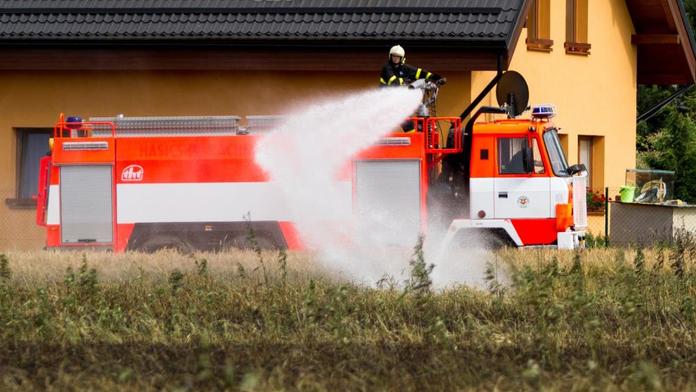 Požár porostu na 15 hektarech zaměstnal 8 hasičských jednotek