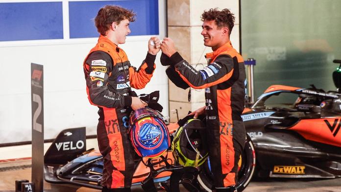 Oscar Piastri (vlevo) a Lando Norris si gratulují k umístění na pódiu