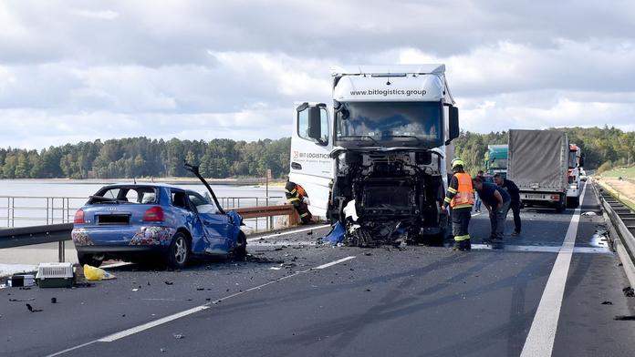Řidička vjela na hrázi přehrady přímo pod kamion. Nepřežila