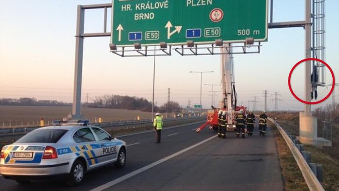 Na pražské výpadovce visel na bráně se značkami oběšenec!