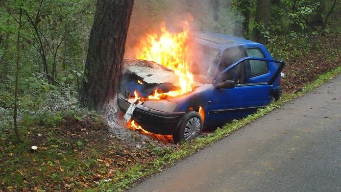 Devadesátiletý řidič unikl jisté smrti, ostatní ho vytáhli z hořícího auta