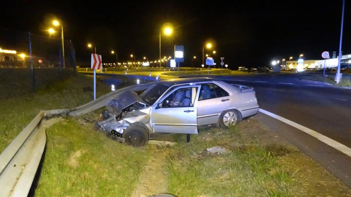 Opilý řidič přehlédl kruhový objezd a jel rovně
