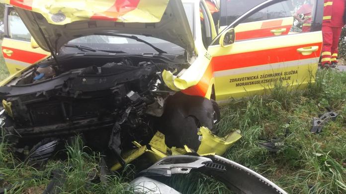 Záchranka spěchala za pacientem, cestu jí zkřížilo auto! Tři zranění